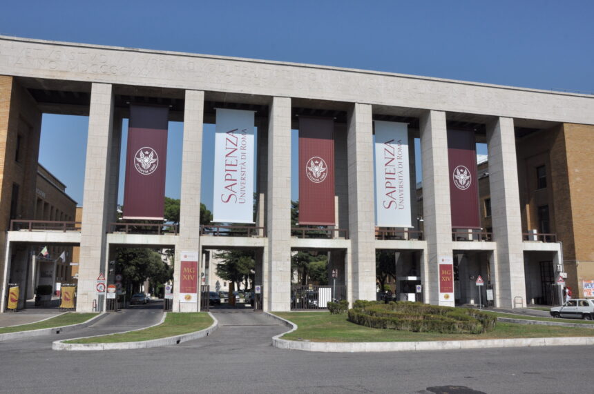 Sapienza_entrance_(20040201351)-2 ATTUALITA’. LAZIO. UNIVERSITÀ, L’ITALIA BRILLA NEI QS RANKINGS 2026: SAPIENZA REGINA MONDIALE PER IL SESTO ANNO CONSECUTIVO