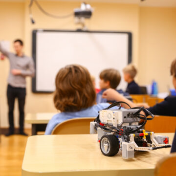 Tallinn_Digital_Summit._Introduction_for_elementary_school_children_to_coding_through_a_robotics_programme_(37114982600) ATTUALITA’. LAZIO. SCUOLA 4.0: 100 MILIONI PER L’INTELLIGENZA ARTIFICIALE. VALDITARA: “VERSO UN UTILIZZO ETICO E CONSAPEVOLE”