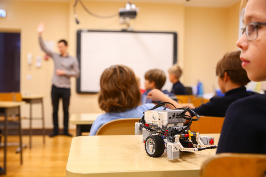 Tallinn_Digital_Summit._Introduction_for_elementary_school_children_to_coding_through_a_robotics_programme_(37114982600) ATTUALITA’. LAZIO. SCUOLA 4.0: 100 MILIONI PER L’INTELLIGENZA ARTIFICIALE. VALDITARA: “VERSO UN UTILIZZO ETICO E CONSAPEVOLE”