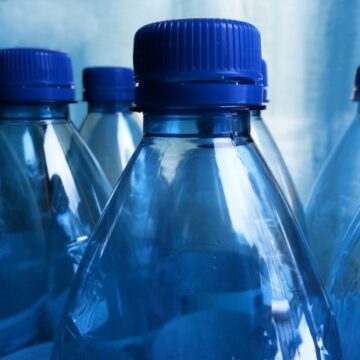 plastic-bottles ATTUALITA’. LAZIO. L’ITALIA È IL “REGNO” DELL’ACQUA IN BOTTIGLIA: RECORD EUROPEO DI CONSUMI IN UN’ERA DI SICCITÀ