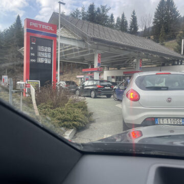 ENERGIA. SLOVENIA. CRISI ENERGETICA E GUERRA IN IRAN: LA SLOVENIA RAZIONA IL CARBURANTE MENTRE IL MERCATO ACCELERA VERSO L’ELETTRICO