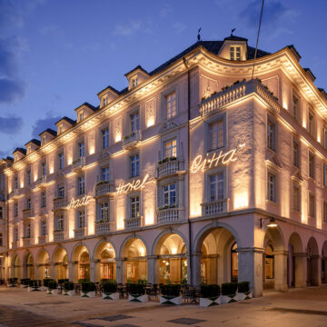 STADT HOTEL CITTA' TURISMO. ALTO ADIGE. LO STADT HOTEL CITTÀ A BOLZANO: L’ELEGANZA MITTELEUROPEA INCONTRA IL FUTURO DEL LUSSO, RIAPERTO DOPO UN RESTYLING