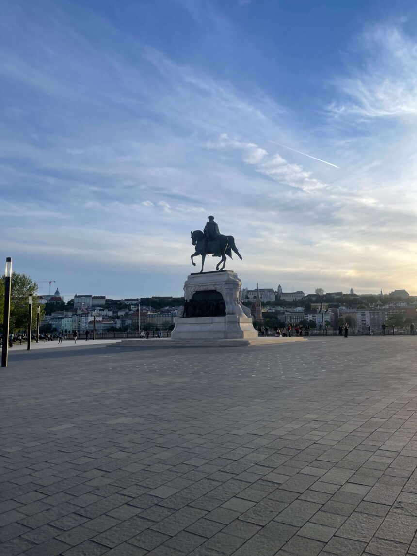 REPORTAGE. UNGHERIA. BUDAPEST, IL RISVEGLIO DI UN’ICONA ALL’OMBRA DEL CONFLITTO: DIARIO DI UN’INVIATA