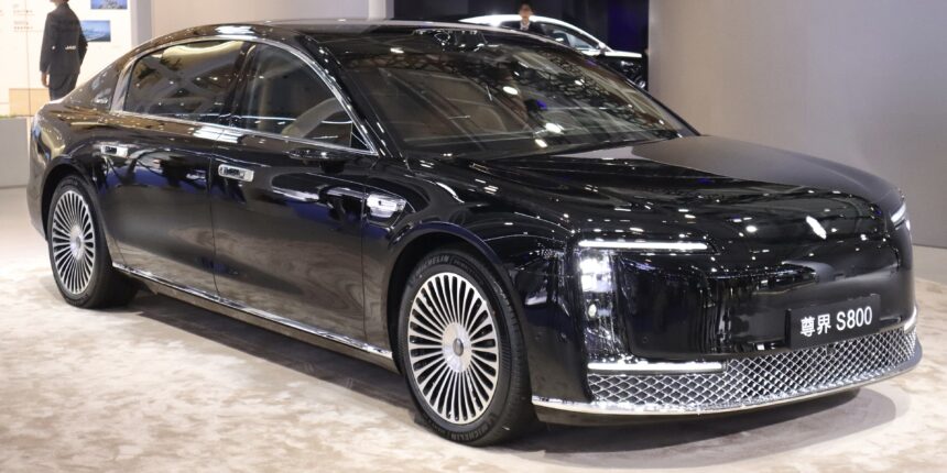 2025_Maextro_S800_(front) TECNOLOGIA. CINA. LA CINA SFIDA LA ROLLS-ROYCE: ECCO MAEXTRO S800, L’AMMIRAGLIA TECH CHE SI PARCHEGGIA DA SOLA