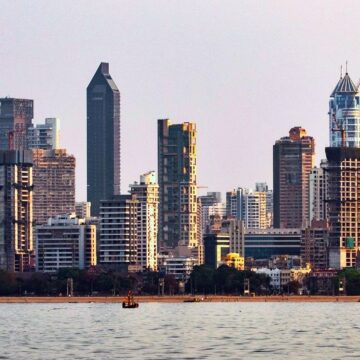 BackBay_skyline ECONOMIA. INDIA. BARRIERE D’ARGENTO: L’INDIA STRINGE I FRENI SULLE IMPORTAZIONI PER DIFENDERE LA RUPIA