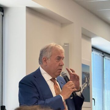 INDUSTRIA. PUGLIA. L’ACCIAIO NEL DESTINO, IL TURISMO NEL FUTURO: LA VISIONE DI SIMONE BETTINI PER LA RINASCITA DI TARANTO