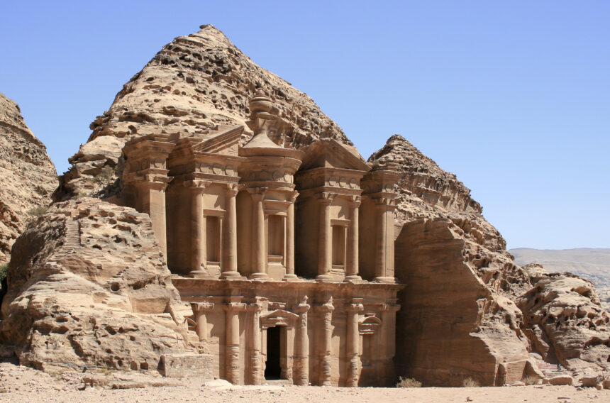 The_Monastery,_Petra,_Jordan8-1 TURISMO. GIORDANIA. GIORDANIA VITTIMA DELLA GEOGRAFIA E DELLA PAURA, A PICCO IL TURISMO