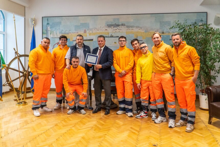 consegna targa ad ALTO ADRIATICO di Monfalcone INDUSTRIA. FVG. PORTI DI TRIESTE E MONFALCONE: CONSALVO PREMIA CON UNA TARGA I LAVORATORI DEGLI ART. 17 DI ALPT E ALTO ADRIATICO