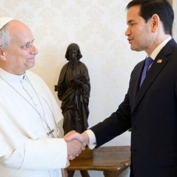ATTUALITA’. CITTA’ DEL VATICANO. SANTA SEDE E USA: IL “FREDDO” DISGELO. DIETRO I CORDIALI COLLOQUI, L’INVITO DEL PAPA A UN IMPEGNO INSTANCABILE PER LA PACE