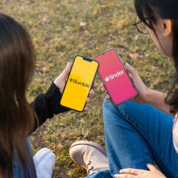 free-photo-of-young-women-using-dating-apps-outdoors AMORE. ITALIA-UK-USA. RELAZIONI NEL 2026: TRA ALGORITMI “WINGMEN” E IL RITORNO DELLO SLOW ROMANCE