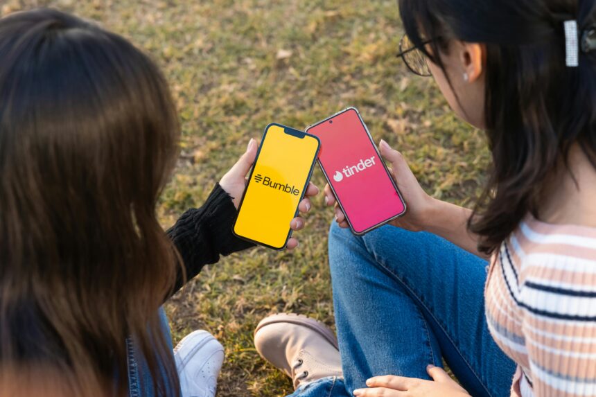 free-photo-of-young-women-using-dating-apps-outdoors AMORE. ITALIA-UK-USA. RELAZIONI NEL 2026: TRA ALGORITMI “WINGMEN” E IL RITORNO DELLO SLOW ROMANCE