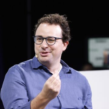 Dario_Amodei_at_TechCrunch_Disrupt_2023_01 TECNOLOGIA. USA. SICUREZZA NAZIONALE: IL GOVERNO USA BLOCCA I MODELLI DI PUNTA DI ANTHROPIC. FABLE 5 E MYTHOS 5 VANNO OFFLINE