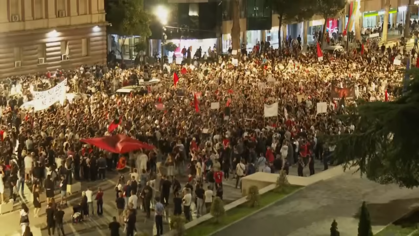 Live_from_Tirana_as_people_protest_against_coastal_development_project_linked_to_Jared_Kushner_11-10_screenshot ATTUALITA’. ALBANIA. SCONTRO GEOPOLITICO NEI BALCANI: RAMA ACCUSA L’IRAN DI ORCHESTRARE LE PROTESTE CONTRO IL RESORT DI KUSHNER