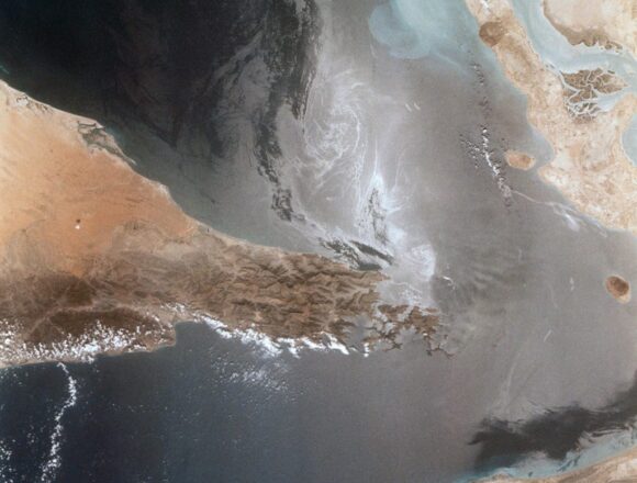 Conflitto in Iran. Hormuz: petroliere colpite da missili iraniani. Trump lancia il blocco navale e una ‘tassa’ sul transito