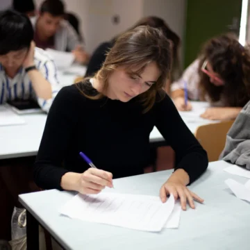 ATTUALITA’. LAZIO. MATURITÀ 2026, PAVESE E LO SPIRAGLIO DI LUCE: PERCHÉ QUEL “PASSAGGIO” PER PIAZZA DI SPAGNA CI DÀ SPERANZA
