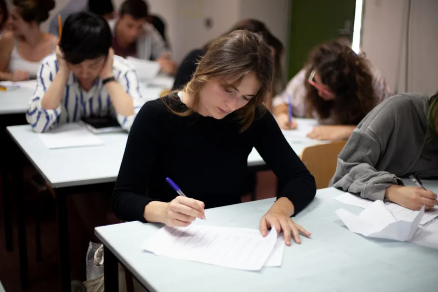 student ATTUALITA’. LAZIO. MATURITÀ 2026, PAVESE E LO SPIRAGLIO DI LUCE: PERCHÉ QUEL “PASSAGGIO” PER PIAZZA DI SPAGNA CI DÀ SPERANZA