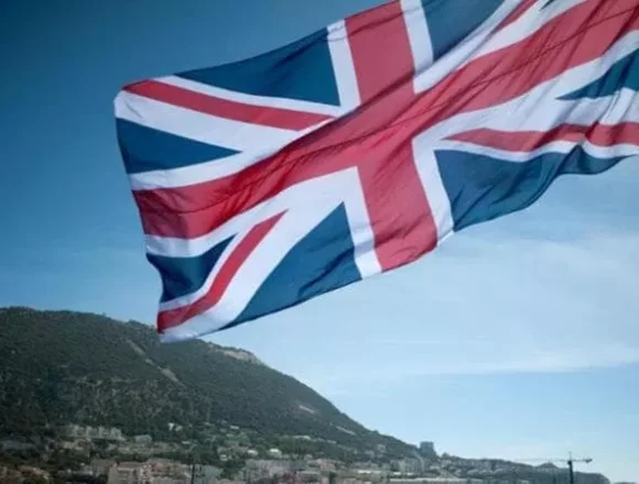 232859712-bf662ff0-5c3d-4e66-81f5-b399d1fc7e37.jpg Geopolitica. Gibilterra. Addio al confine terreste: ora i controlli Brexit si spostano in aeroporto con la polizia spagnola