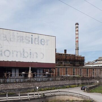 Acciaierie_di_Piombino_-_Deltasider_panorama Piombino-Taranto. Siderurgia italiana al bivio. L’allarme di Federmeccanica su ex Ilva e la spinta per la nazionalizzazione a Piombino. Cordata italiana per Taranto