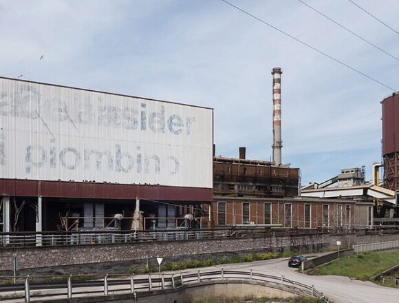 Acciaierie_di_Piombino_-_Deltasider_panorama Piombino-Taranto. Siderurgia italiana al bivio. L’allarme di Federmeccanica su ex Ilva e la spinta per la nazionalizzazione a Piombino. Cordata italiana per Taranto