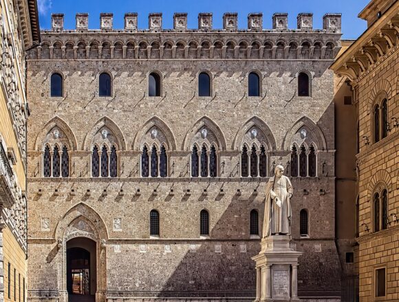 Palazzo_Salimbeni,_Siena,_Headquarters_of_Monte_dei_Paschi_di_Siena,_the_worlds_oldest_surviving_bank Finanza. Milano. Il risiko bancario e assicurativo: Mps dice ‘no’ ad Intesa e punta su Banco Bpm, sullo sfondo l’asse Europe Generali-Axa