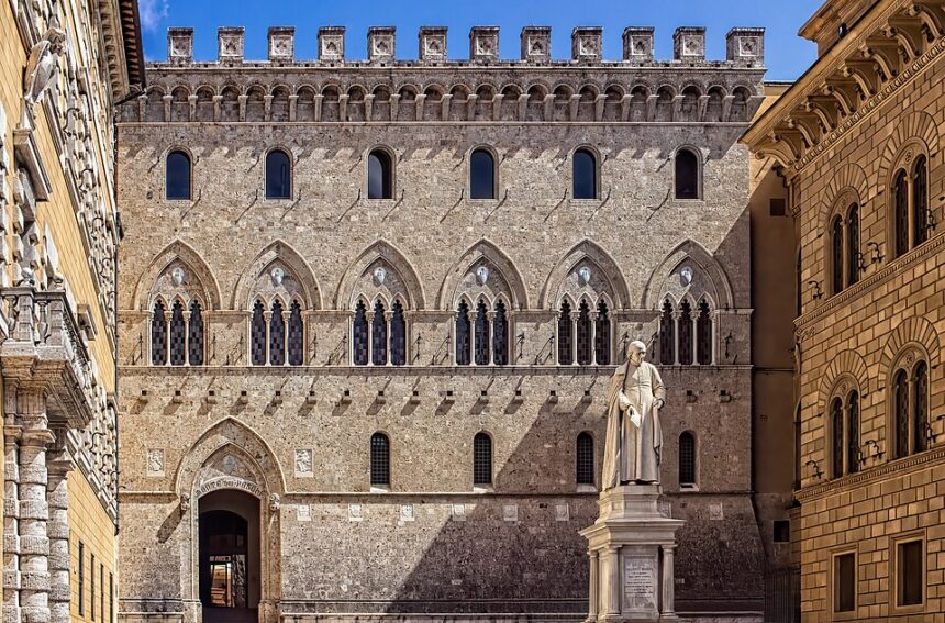 Palazzo_Salimbeni,_Siena,_Headquarters_of_Monte_dei_Paschi_di_Siena,_the_worlds_oldest_surviving_bank Finanza. Milano. Il risiko bancario e assicurativo: Mps dice ‘no’ ad Intesa e punta su Banco Bpm, sullo sfondo l’asse Europe Generali-Axa