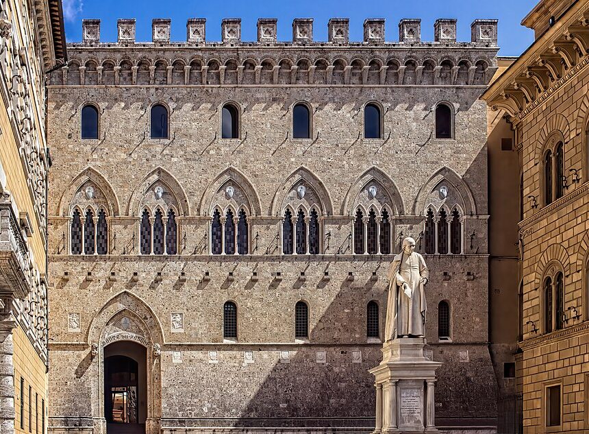 Palazzo_Salimbeni,_Siena,_Headquarters_of_Monte_dei_Paschi_di_Siena,_the_worlds_oldest_surviving_bank Finanza. Milano. Il risiko bancario e assicurativo: Mps dice ‘no’ ad Intesa e punta su Banco Bpm, sullo sfondo l’asse Europe Generali-Axa