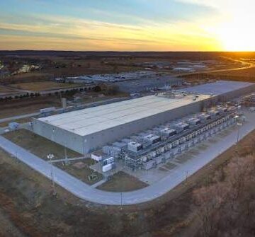 images TECNOLOGIA. USA. AI SOTTO PRESSIONE: IL CALDO ESTREMO E IL RISCHIO CLIMATICO METTONO A DURA PROVA I DATA CENTER
