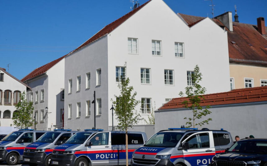 unnamed-31 Storia. Austria. La casa natale di Hitler diventa stazione di polizia, serviva parlarne?