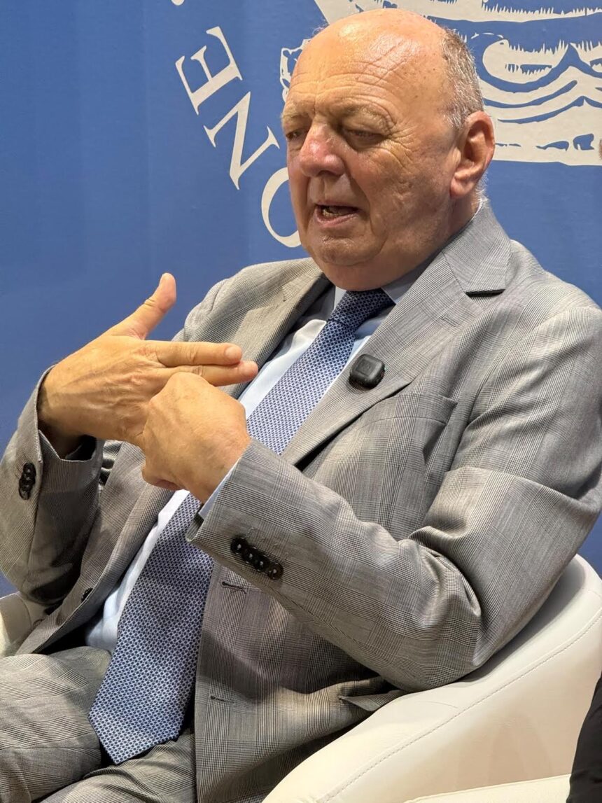 0-1 Politica. Meeting Rimini. Il ministro Pichetto Fratin in visita allo stand Ucid. Porrino: ‘Siamo vicini alle famiglie, imprese, e lavoratori in difficoltà per gli alti costi energetici’