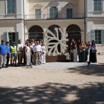 EVENTI. EMILIA. REGGIOLO CONSACRA IL SUO FUTURO: TENUTA LA STORICA CONFERENZA STAMPA A VILLA FASSATI E SVELATO IL MONUMENTALE SIMBOLO DE”LE RADICI  IN MOVIMENTO”