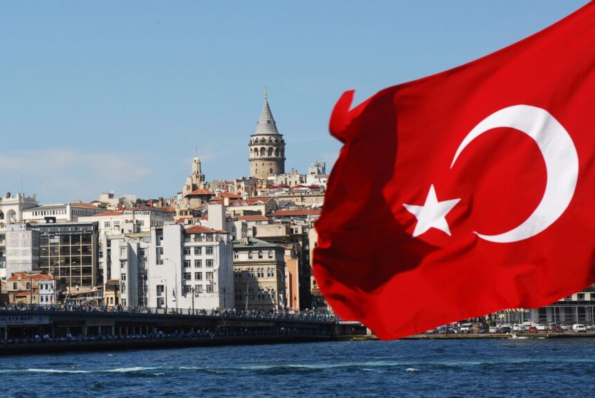 bandiera-turchia-hd Turchia. Siderurgia. Akbulut: ‘decarbonizzazione e Cbam ridefiniscono la competizione globale dell’acciaio’