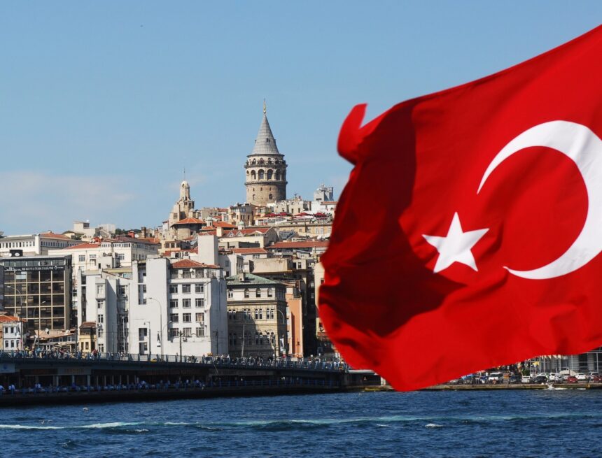 bandiera-turchia-hd Turchia. Siderurgia. Akbulut: ‘decarbonizzazione e Cbam ridefiniscono la competizione globale dell’acciaio’