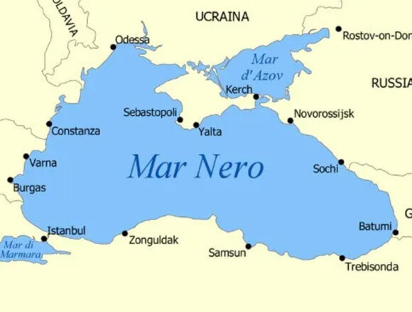 Guerra. Mar Nero. Attacco russo a nave mercantile tedesca, con droni