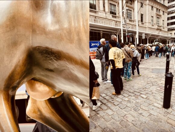 Società. New York. Coda di una ora per una foto con gli ‘attributi’ del toro di Wall Street