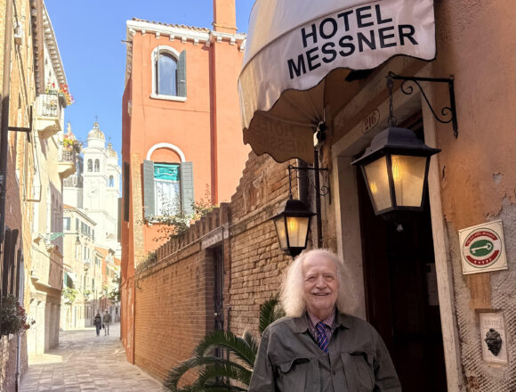 Turismo a Venezia. L’architetto Adriano Chiavegato propone un cambio di paradigma, dal “mordi e fuggi” ai visitatori di lungo periodo. Servono scelte strutturali per la città￼