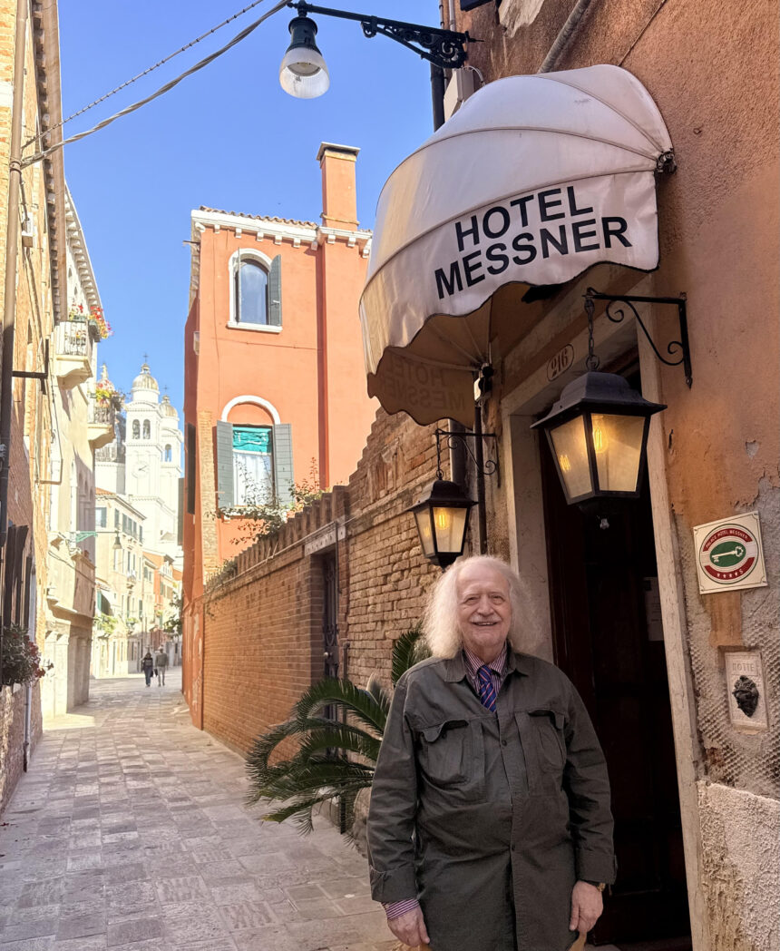 ARCH. ADRIANO CHIAVEGATO Turismo a Venezia. L’architetto Adriano Chiavegato propone un cambio di paradigma, dal “mordi e fuggi” ai visitatori di lungo periodo. Servono scelte strutturali per la città