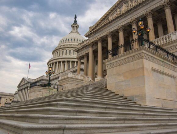 Politica. USA verso le Midterm: l’impatto sui mercati globali tra politiche interne e lo spettro del petrolio mediorientale