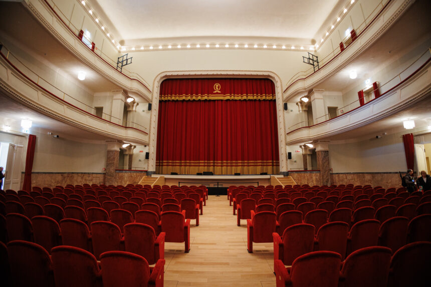 Testimonianze di impresa. Modena. Il coraggio di imparare a guidare: il retroscena di un passaggio generazionale al Teatro Carani per il TedxSassuolo, Carlotta Giovetti parla della sua esperienza