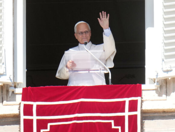 Vaticano. Papa Leone: intervento al polmone annunciato all’Angelus. L’UCID: “Siamo vicini con la preghiera”