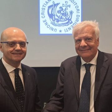 Screenshot Spiritualità e impresa. Bologna. La Dottrina Sociale della Chiesa come bussola per l’economia: il Cardinale Bagnasco in Lectio Magistralis a Bologna