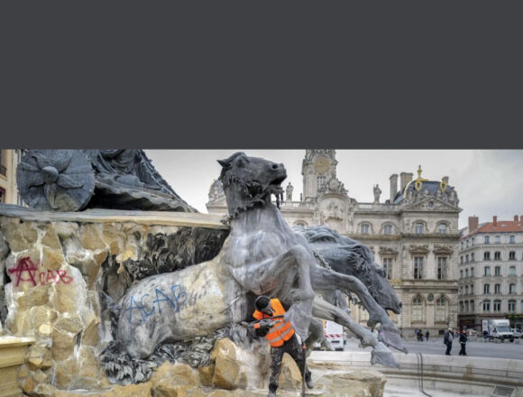 Esteri. La Francia nella morsa della crisi: proteste di piazza, stallo politico e l’ombra del debito sull’Eurozona